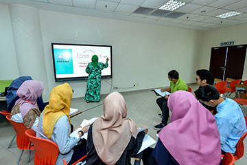 The Interactive Whiteboard And Educational Software As An Addition To The Teaching Process smartboard uthm thumb