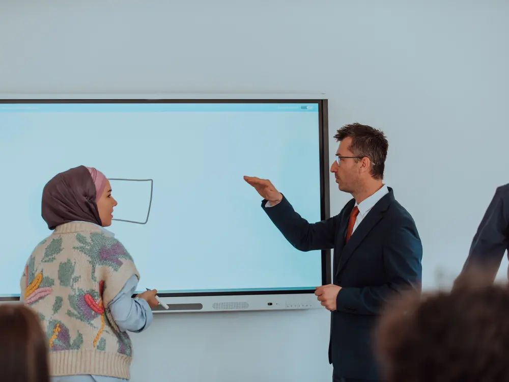 5 Kelebihan Smartboard Hebat yang Meningkatkan Belajar Kerja arvia israk solutions