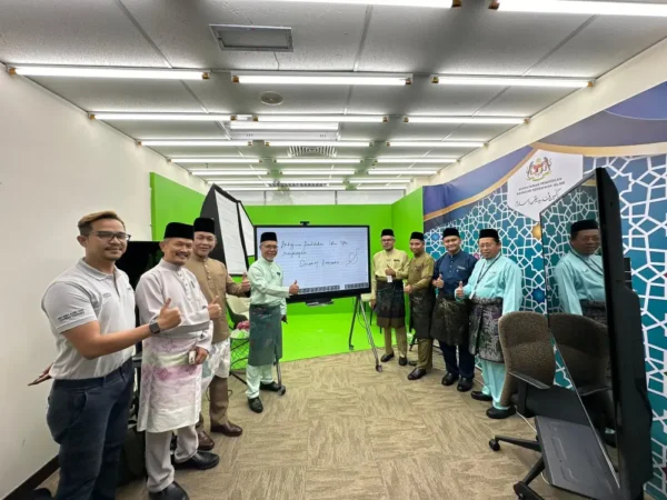 Empowering Islamic Education: KPM for Innovative ARV100 Smartboard Initiative