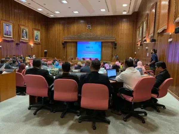 EVENT-13TH-INTERNASIONAL-EDU-TECHTouch_screen_monitor-001