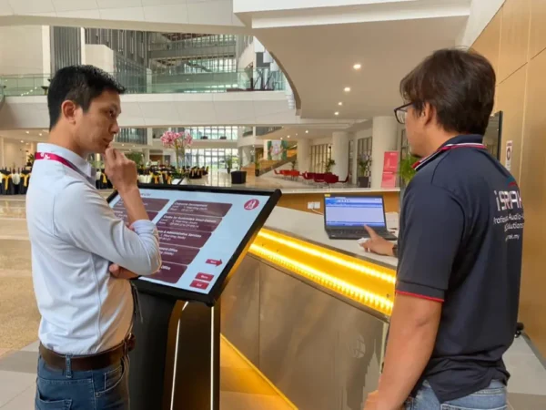Floorstanding-Kiosk-43-asia-school-business--001
