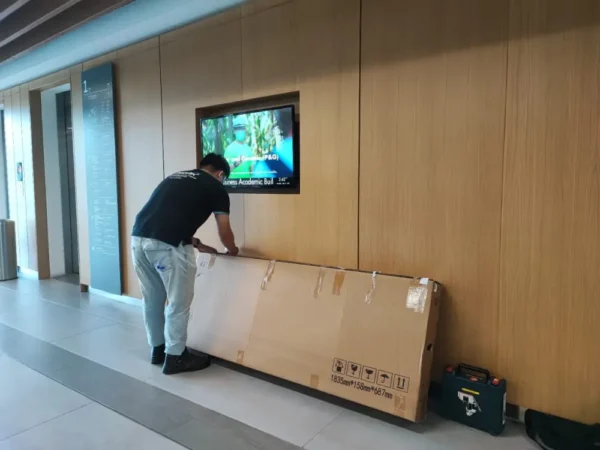 Floorstanding-Kiosk-43-asia-school-business--009