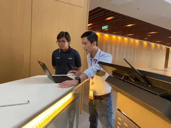 Floorstanding-Kiosk-43-asia-school-business--010