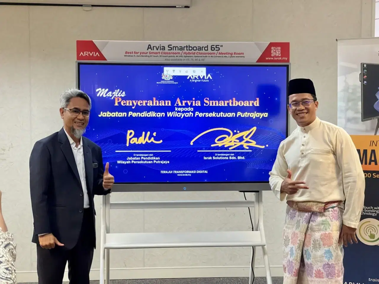 Enhancing Digitalisation In Education With Interactive Arvia Smartboard Foto 1 Padli Saed dan Ahmad Najib Habeb 1536x1152 1