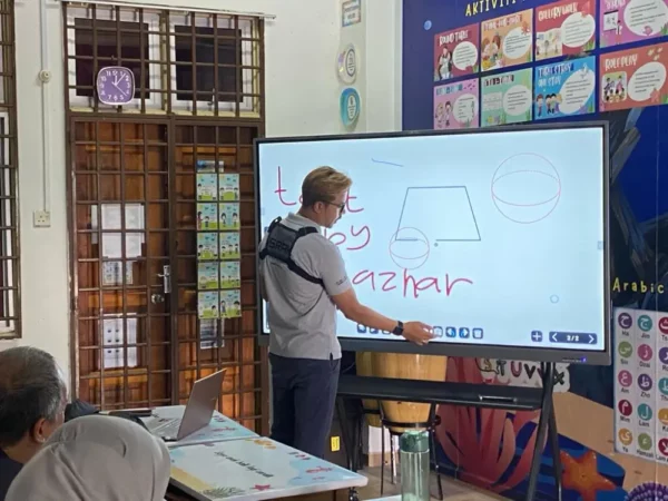 INSTALLATION-TRAINING-SMARTBOARD-SK-KOTA-MASAI-2 -000000000003