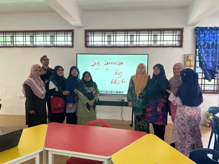Interactive Smartboard For Smk Semenchu – 2023 Complete Solutions INSTALLATION TRAINING SMARTBOARD SMK SEMENCHU 000000000004