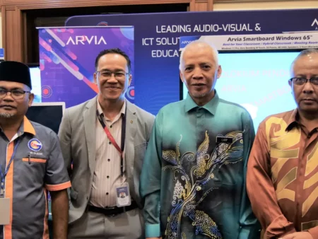 Kolokium-Pendidikan-Smartboard-Windows-and-Android-Hotel Oriental-Crystal-1000x750-image-001