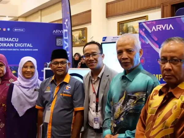 Kolokium-Pendidikan-Smartboard-Windows-and-Android-Hotel Oriental-Crystal-600x600-001