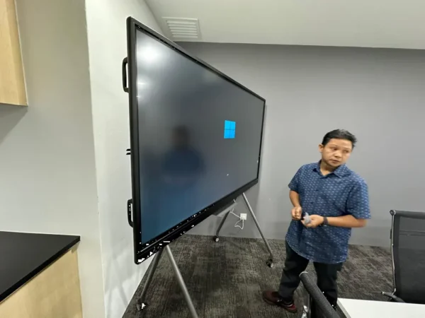 Smartboard-arv100-75-UDAHoldings-(CSI Leasing)-009