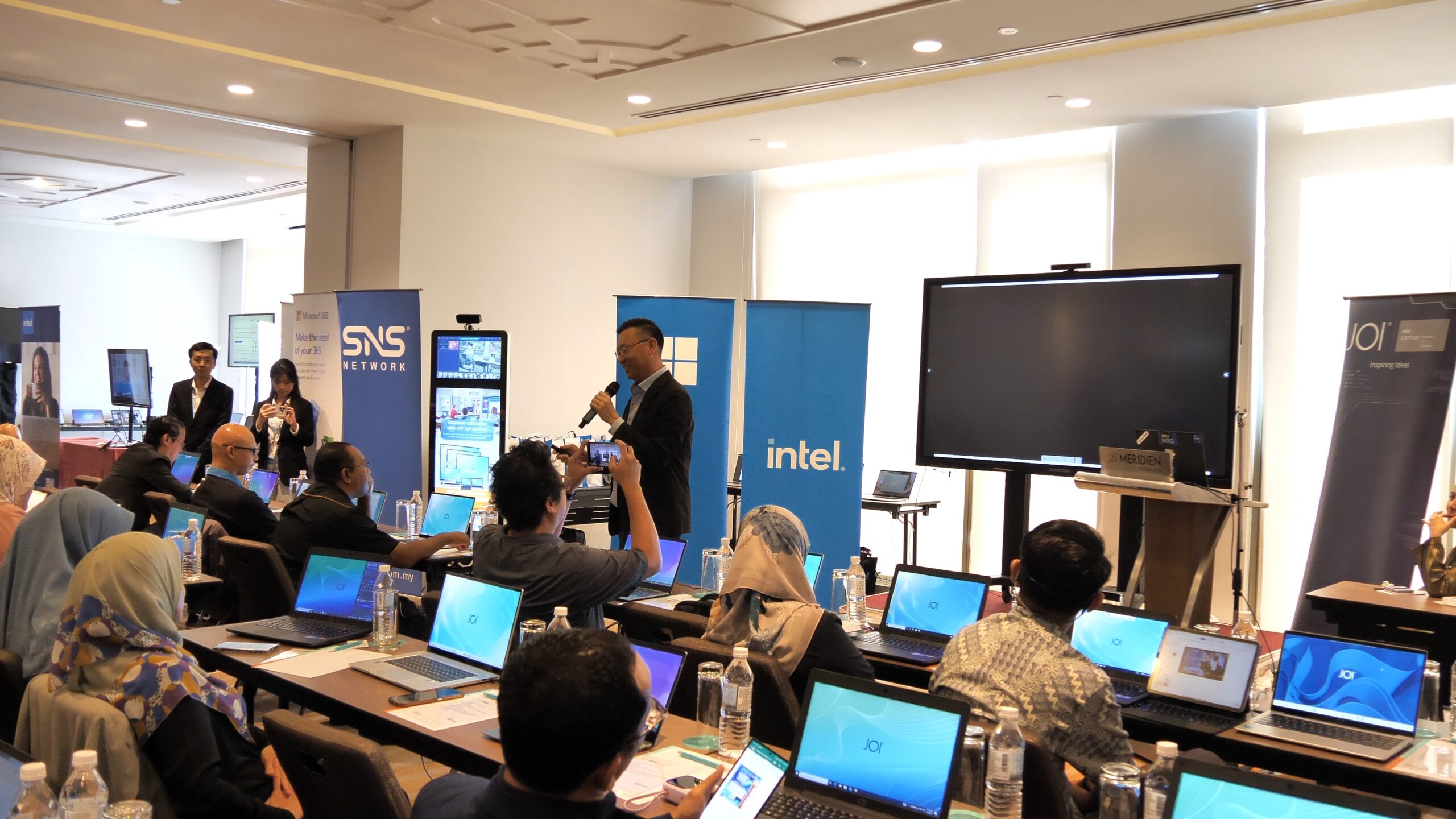 Empowering Smart Learning and Teaching with Integrated Intel Technology & Israk Solutions
