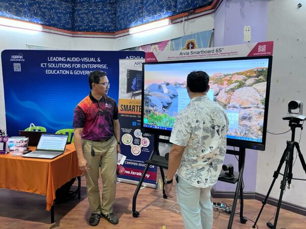 Visitors experience the real smartboard's features.