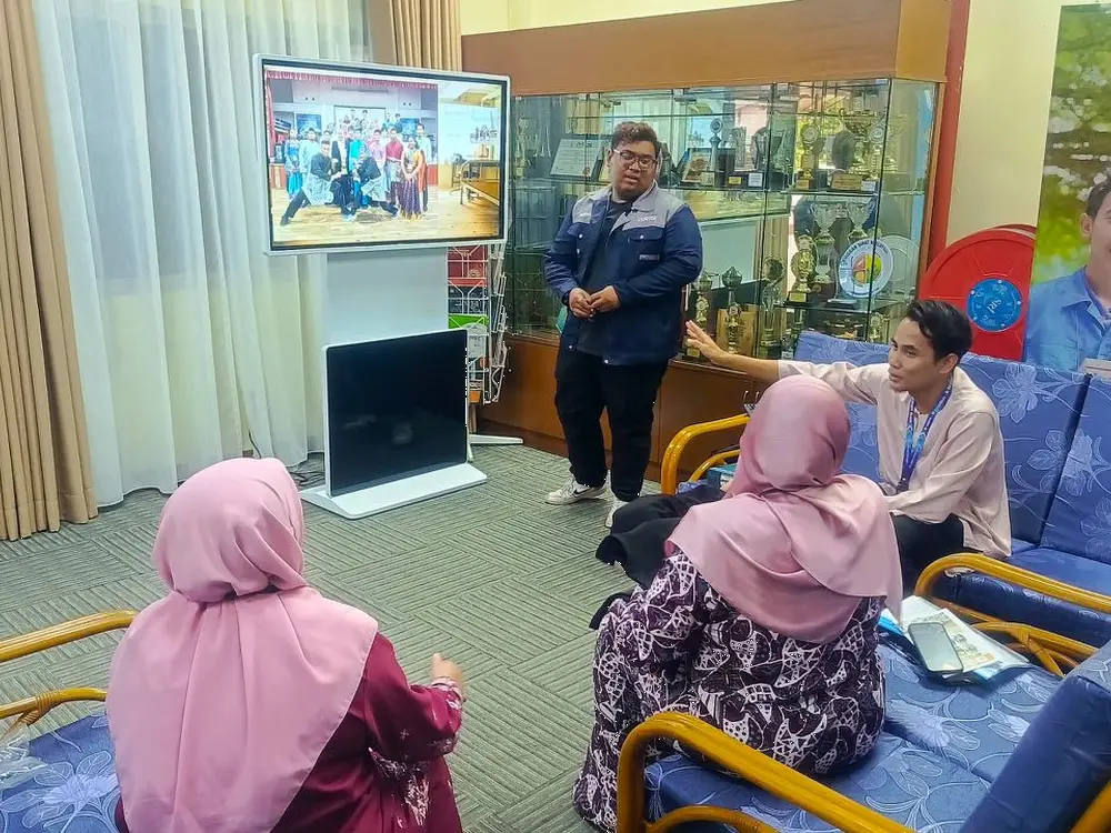 ADTEC Shah Alam Elevates Campus Communication with Israk’s FLR101W-55” Digital Signage Solution