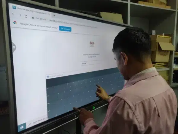 agensi-angkasa-malaysia-mysa-interactive-smartboard-007