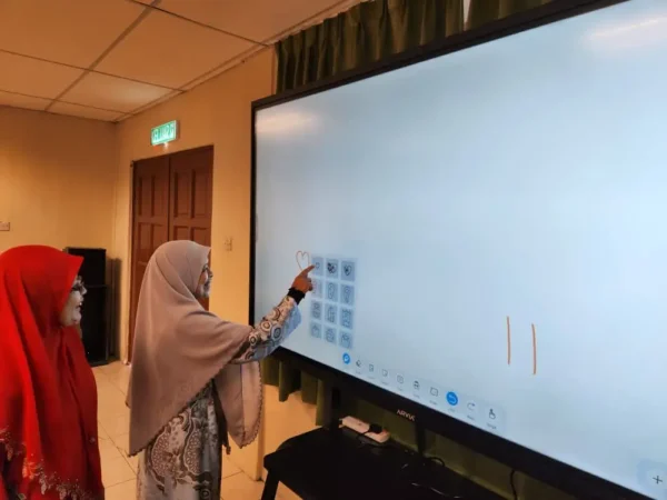 ai smartboard institusi tahfiz al-quran sabah arvia solutions israk solutions