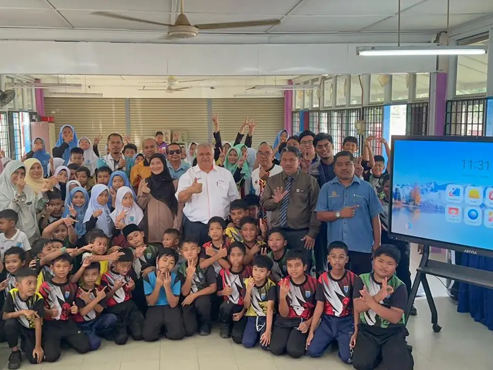 Large-Scale AI Smartboard Deployment at SK Tanah Melintang with Eight ARV600-65 Units