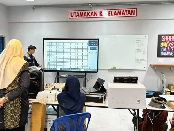 ai smartboard smk desa petaling israk solutions arvia solutions