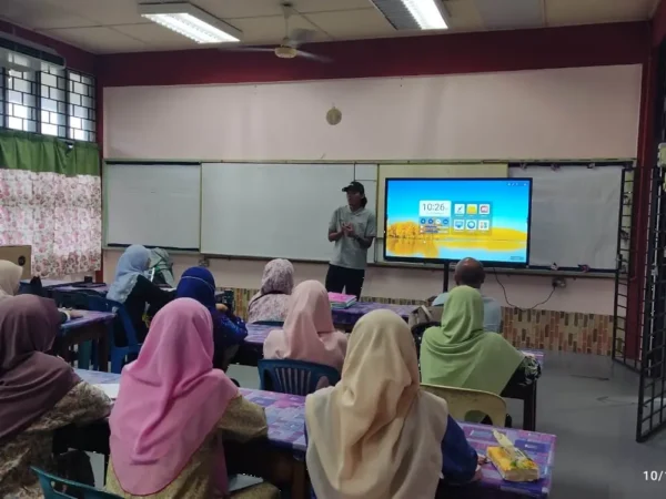 Wakaf Penang ARV200 Smartboard in a classroom setting.
