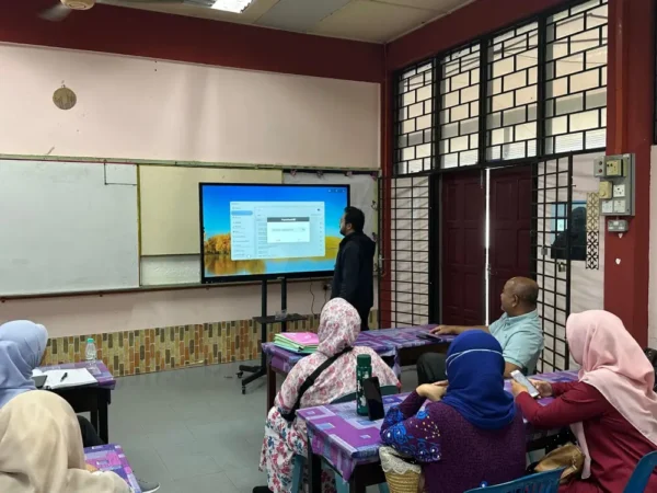 Wakaf Penang ARV200 Smartboard in a classroom setting.