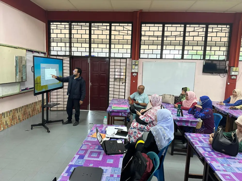 Wakaf Penang Transforms Education with Smartboard Donation to SMK Dato’ Onn