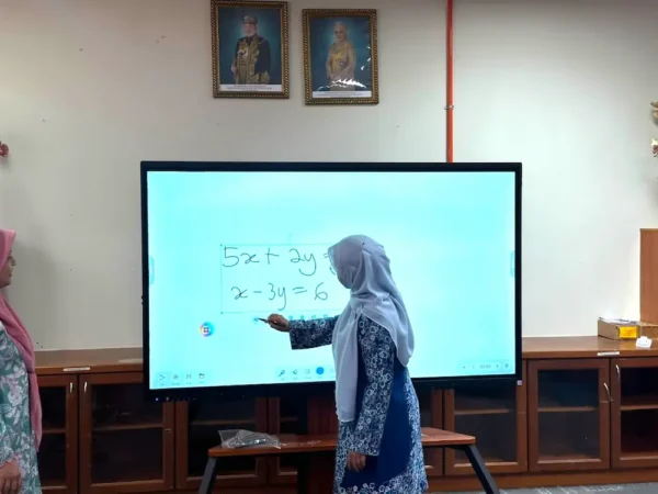 AI smartboard delivered and installed at SMK Putrajaya Presint 8(1) by Israk Solutions