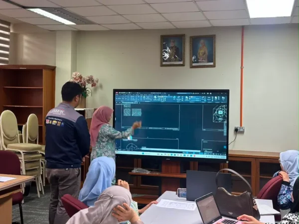 AI smartboard as the centrepiece of a smart classroom at SMK Putrajaya Presint 8(1)