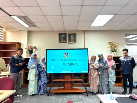 Teacher using a dual OS AI smartboard during a lesson at SMK Putrajaya Presint 8(1)