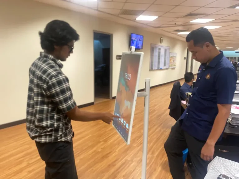 Israk Solutions Enhances Digital Presentation For Jabatan Perancangan Bandar Dan Desa Johor With Arvia Flip Touch Arvia Flip Touch Smartboard in Use at JPBD Johor