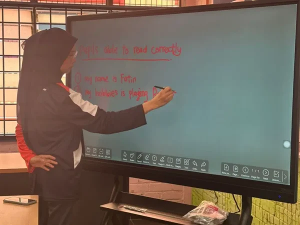 Smartboard Integration in SMK Raja Muda Classroom
