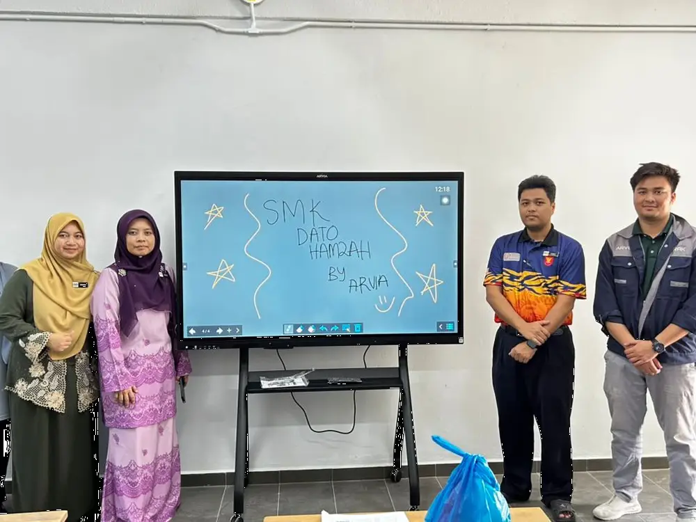 Smartboard Technology Transforms Classroom Learning at SMK Dato’ Hamzah, Pelabuhan Klang