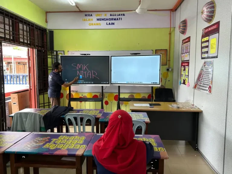 Transforming Education With Arvia Smartboards At Smk Nitar Mersing, Johor arvia smartboards arv200 SMK Nitar israk solutions