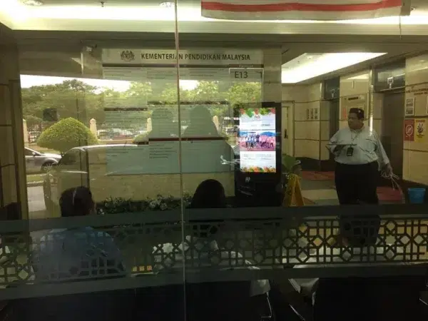 bahagian-pendidikan-guru-digital-signage-Floor-standee-002