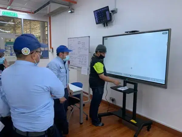 daihatsu-perodua-interactive-smartboard-004