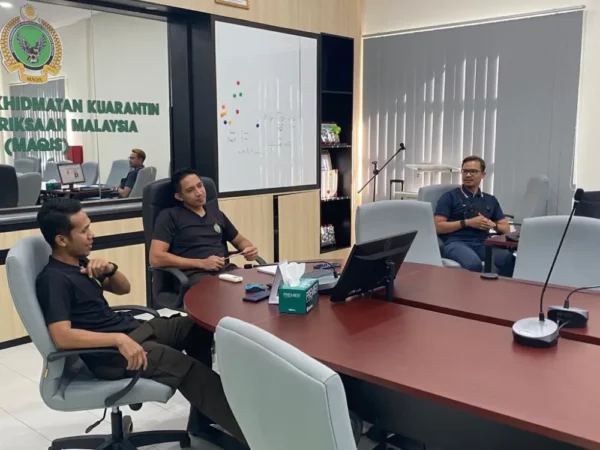 digital-signage-FLR103-55-and-EZ-poster-training-MAQIS-Perlis003