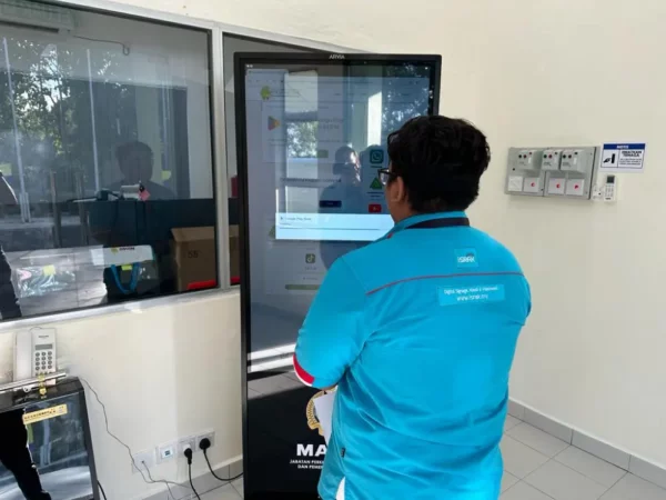 digital-signage-FLR103-55-and-EZ-poster-training-MAQIS-Perlis007