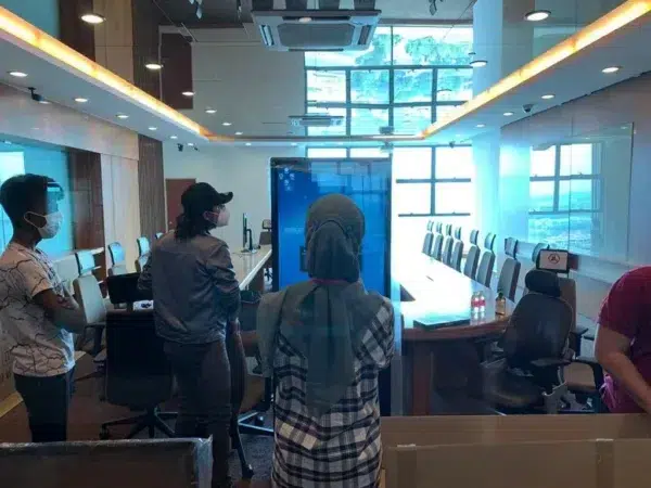 dreamedge-touchscreen-floor-standing-kiosk-006
