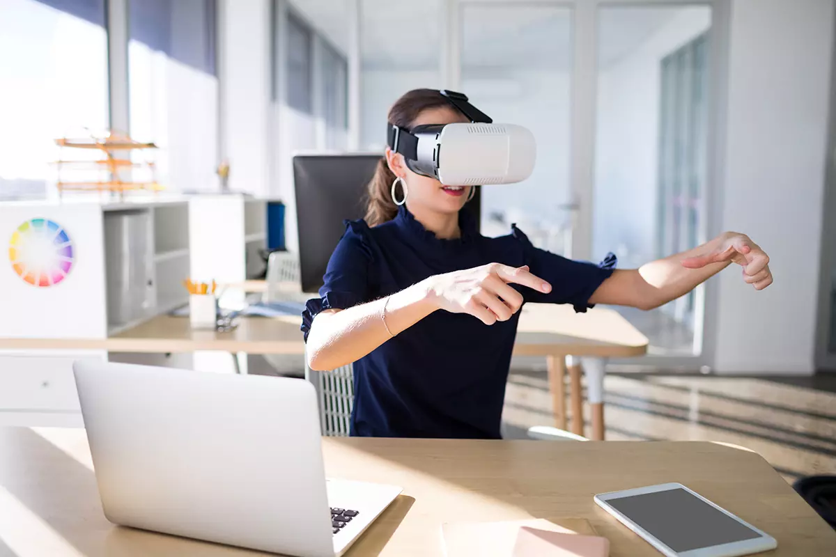 female executive using virtual reality headset 2022 02 02 03 59 36 1200x800 1