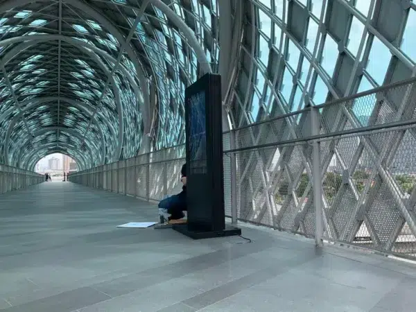floor-standing-digital-signage-pintasan-saloma-011