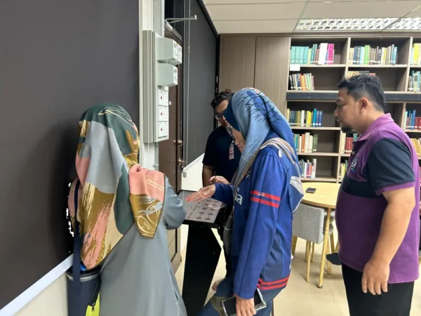 24-Inch Floor Standing Kiosk at Institut Veterinar Malaysia