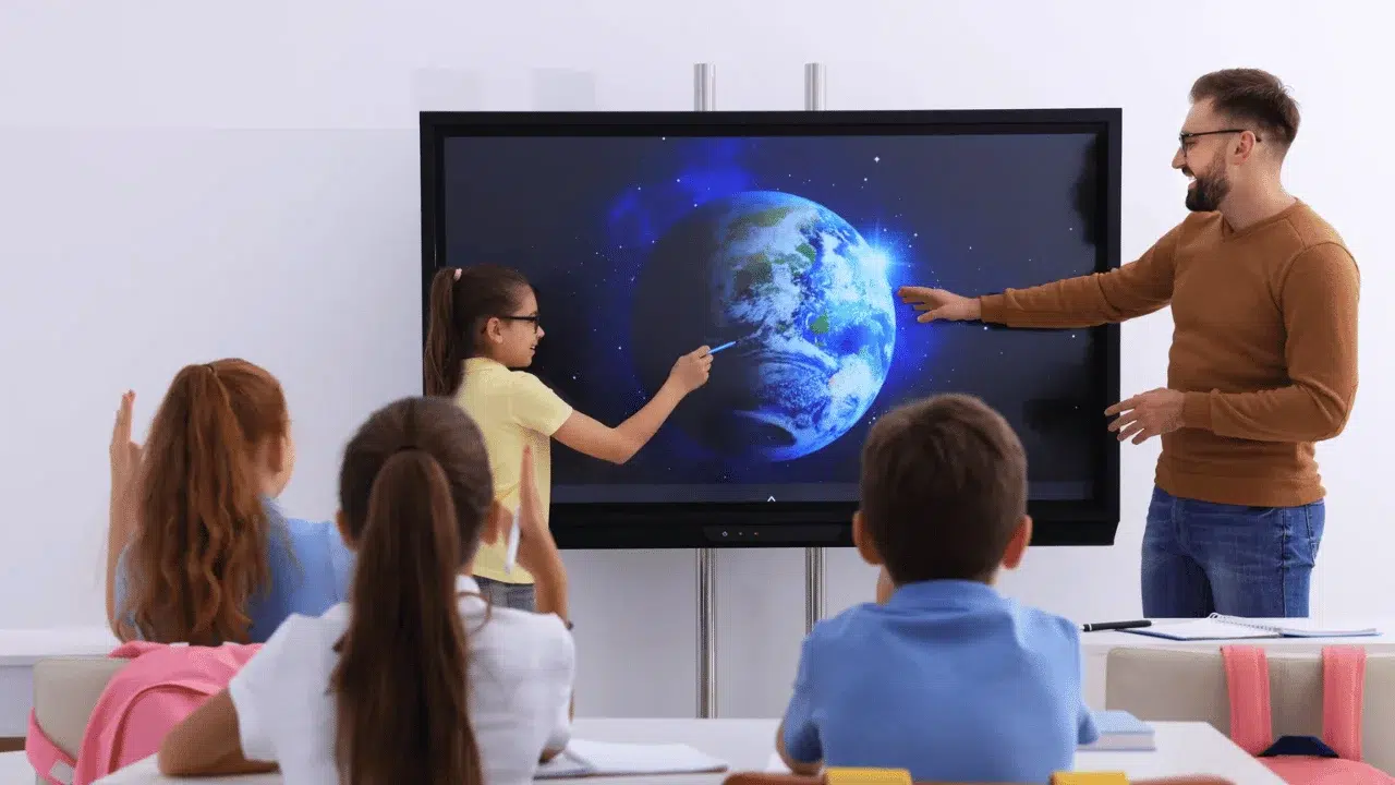 Transforming Higher Education: Unleashing The Power Of Smartboards With Israk Solutions Sdn. Bhd. higheducation-smartboard-2