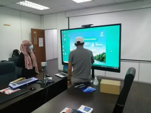 hrsb-holding-interactive-smartboard-001