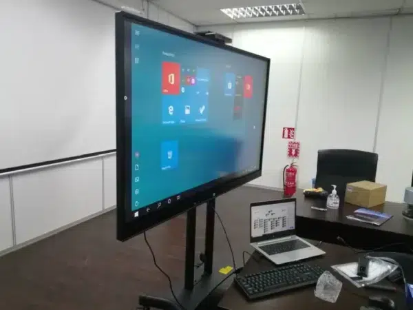 hrsb-holding-interactive-smartboard-004