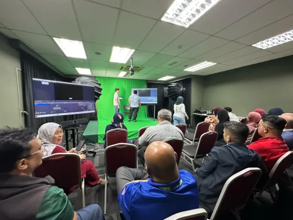 hybrid-classroom-smartboard-prasarana-002