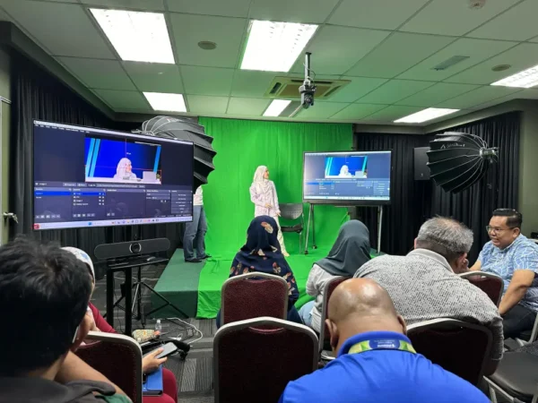 hybrid-classroom-smartboard-prasarana-005