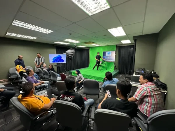 hybrid-classroom-smartboard-prasarana-006