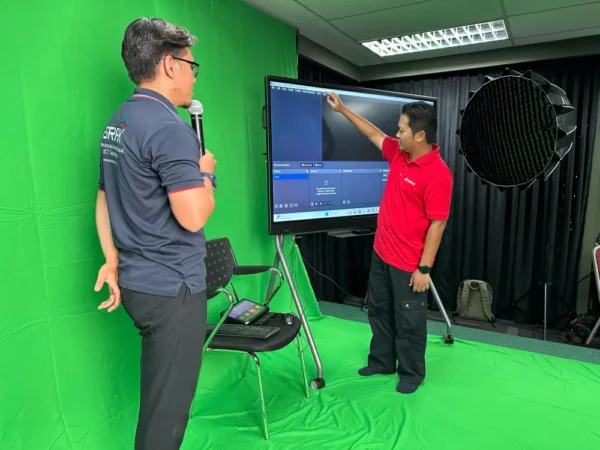 hybrid-classroom-smartboard-prasarana-008