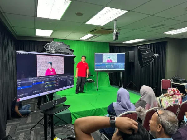 hybrid-classroom-smartboard-prasarana-009