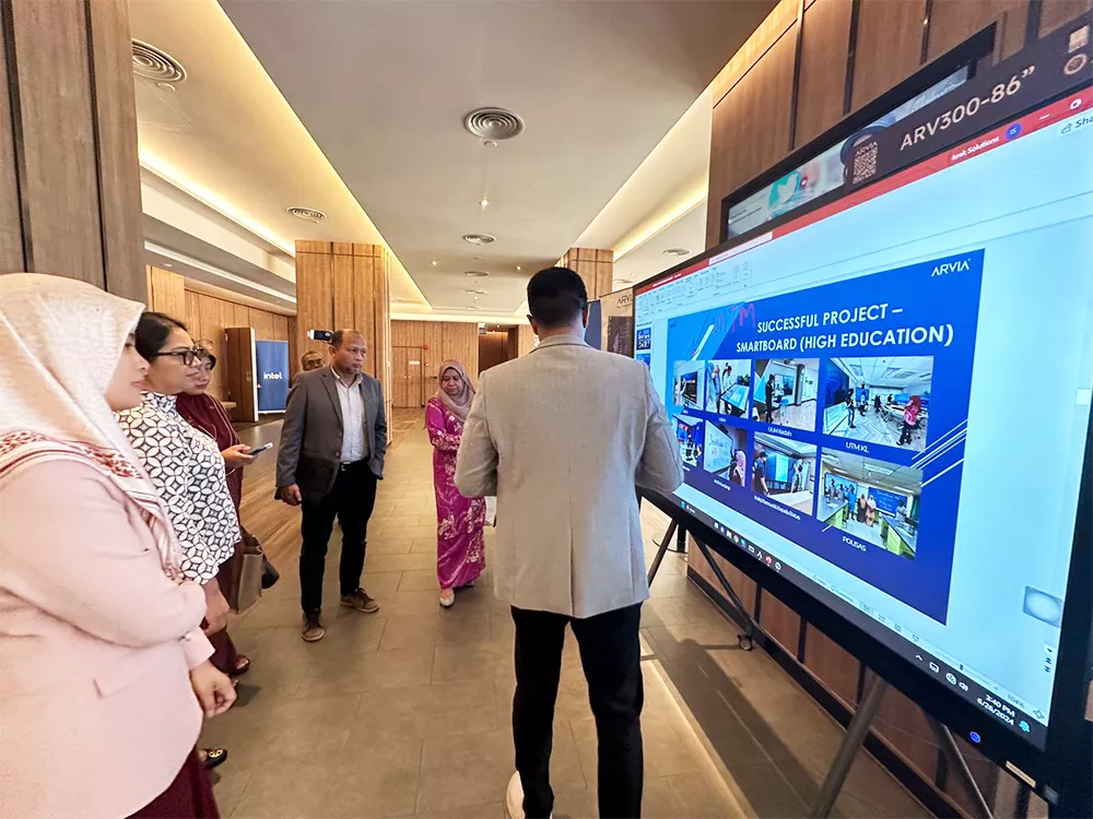 Cikgu Juara Digital Annual Meet Up 2024: A Leap Towards Future-Ready Classrooms With Intel® And Arvia’s Virtual Lab Solutions intel-moe-aArvia-smartboard