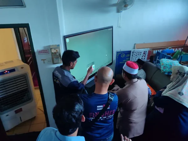 interactive smartboard ARV400 Jabatan Mineral & Geosains Program Kampung Angkat Madani arvia solutions israk solutions