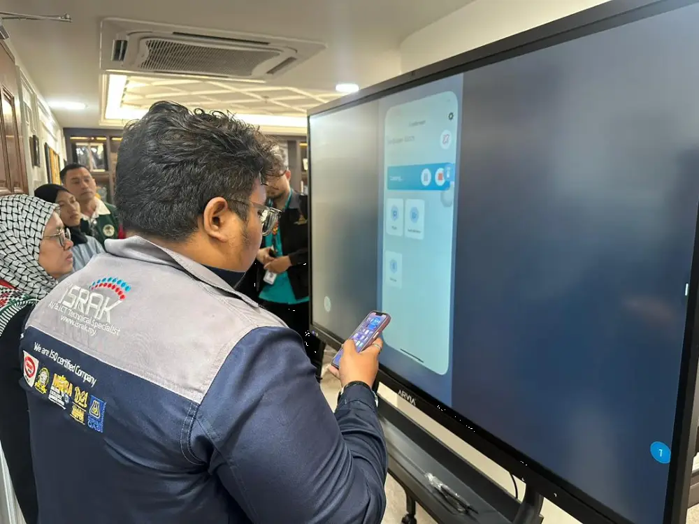 Strengthening Government Collaboration at SUK Selangor with 75-Inch Interactive Smartboard Installation