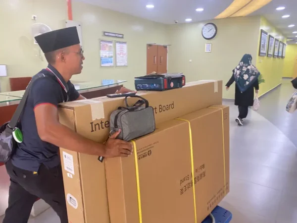 interactive-smartboard-arv100-65-hospital-ukm-008